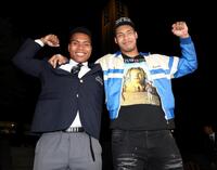 　日本ハムから２位指名を受け、兄のエドポロキング（右）とガッツポーズを見せる大院大のエドポロ・ケイン（撮影・中田匡峻）