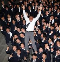 　日本ハムから２位指名を受け、ナインから胴上げされる大院大のエドポロ・ケイン（撮影・中田匡峻）