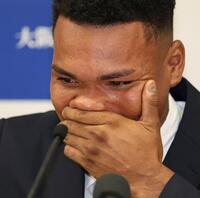 　日本ハムから２位指名を受け、感極まる大院大のエドポロ・ケイン（撮影・中田匡峻）