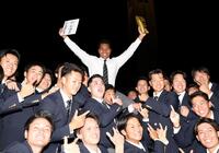 　日本ハムから２位指名を受け、ナインと共に笑顔を見せる大院大のエドポロ・ケイン（中央）＝撮影・中田匡峻