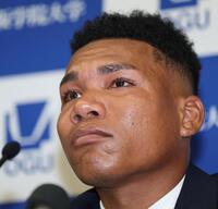 　日本ハムから２位指名を受け、目に涙を浮かべながら会見をする大院大のエドポロ・ケイン（撮影・中田匡峻）