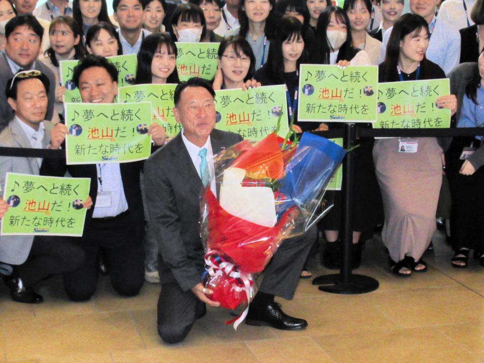 　ヤクルト本社を訪れた池山監督。社員からボードでも激励された