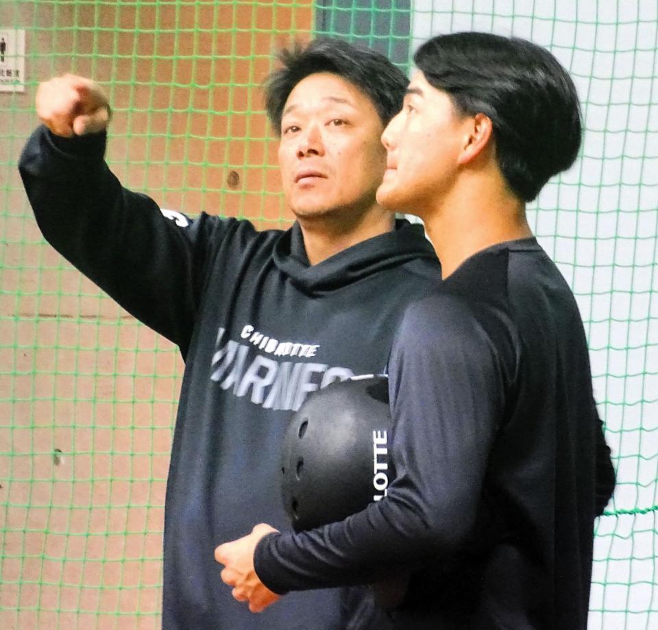 　秋季練習で西川（右）にアドバイスするサブロー監督