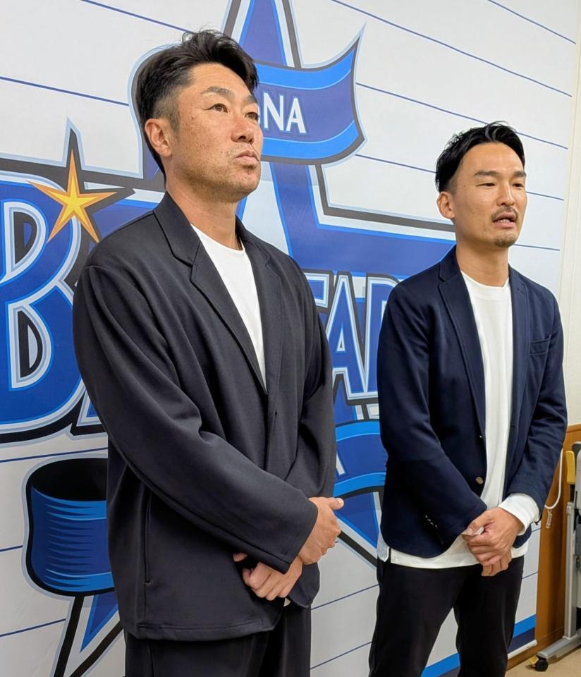　スカウト会議後に報道陣に対応する相川監督（左）と長谷川編成部長