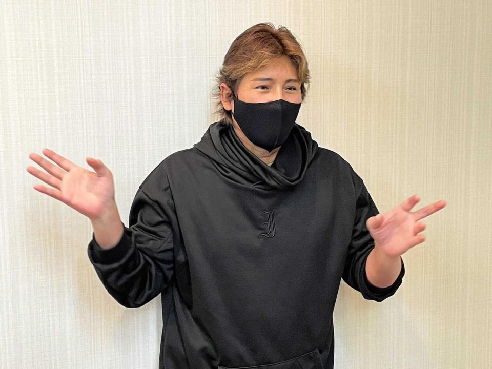 　スカウト会議に出席後、取材に応じる新庄監督