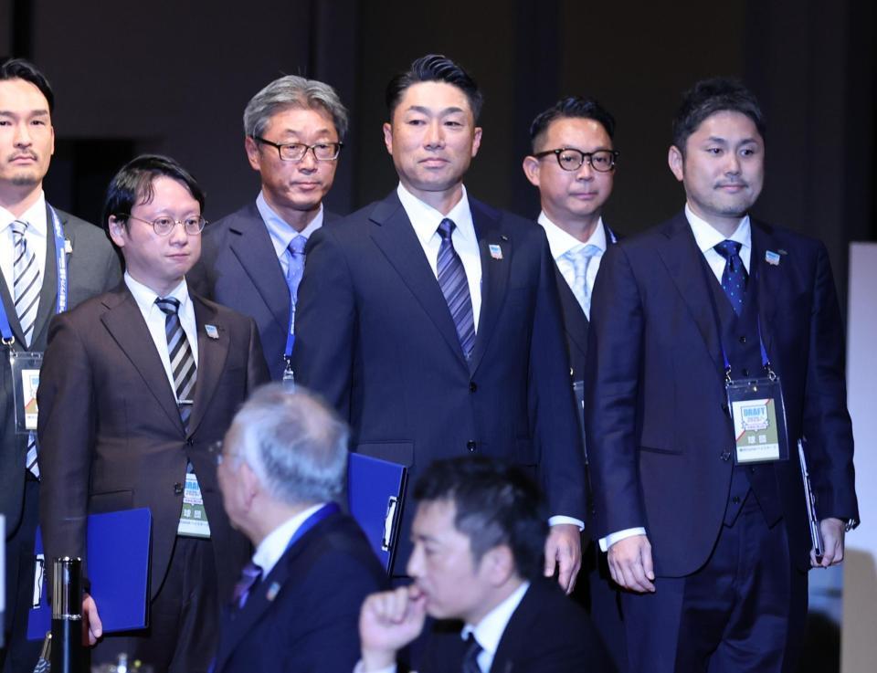 　ドラフト会場に入る相川監督（中央）らスタッフ