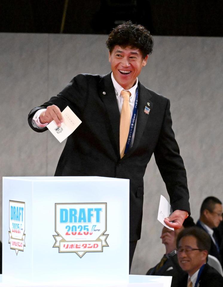 　スタンフォード大・佐々木麟太郎の交渉権を獲得し、笑顔を見せる城島ＣＢＯ