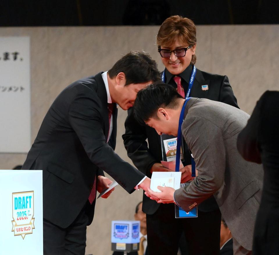 　抽選を終えて握手を交わす新井監督（左）と藤川監督（右）。後方は新庄監督（撮影・堀内翔）