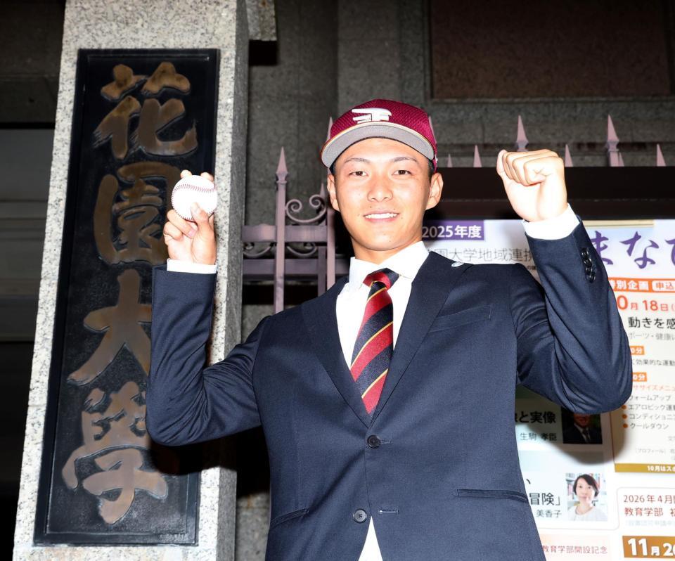 　花園大から初めて指名され、笑顔でポーズを決める藤原聡大（撮影・山口登）