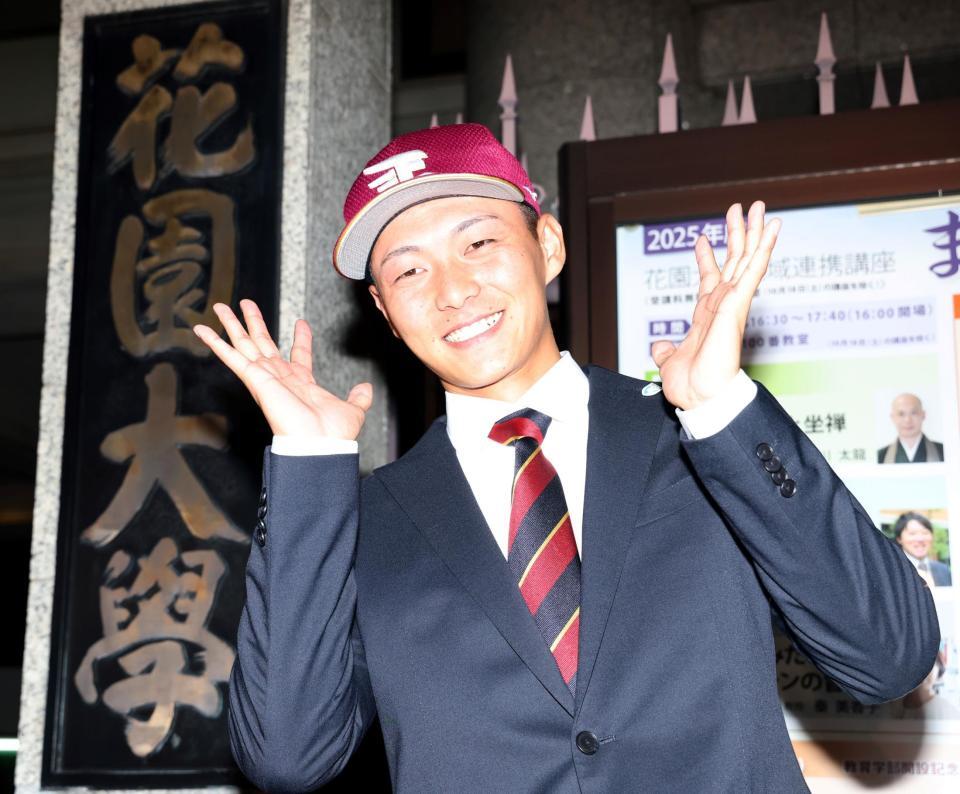 　花園大から初めて指名され、笑顔でポーズを決める藤原聡大（撮影・山口登）