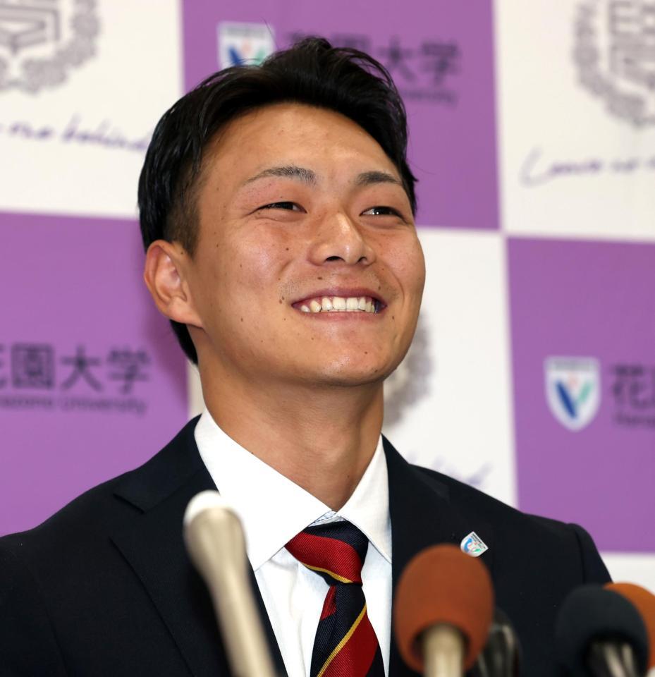 　楽天に１位指名され笑顔で会見する花園大・藤原聡大（撮影・山口登）
