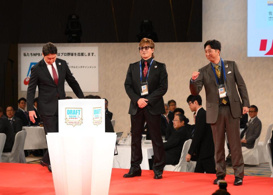 　抽選の前にガッツポーズをして気合の入る藤川監督。左から新庄監督、新井監督（撮影・堀内翔）