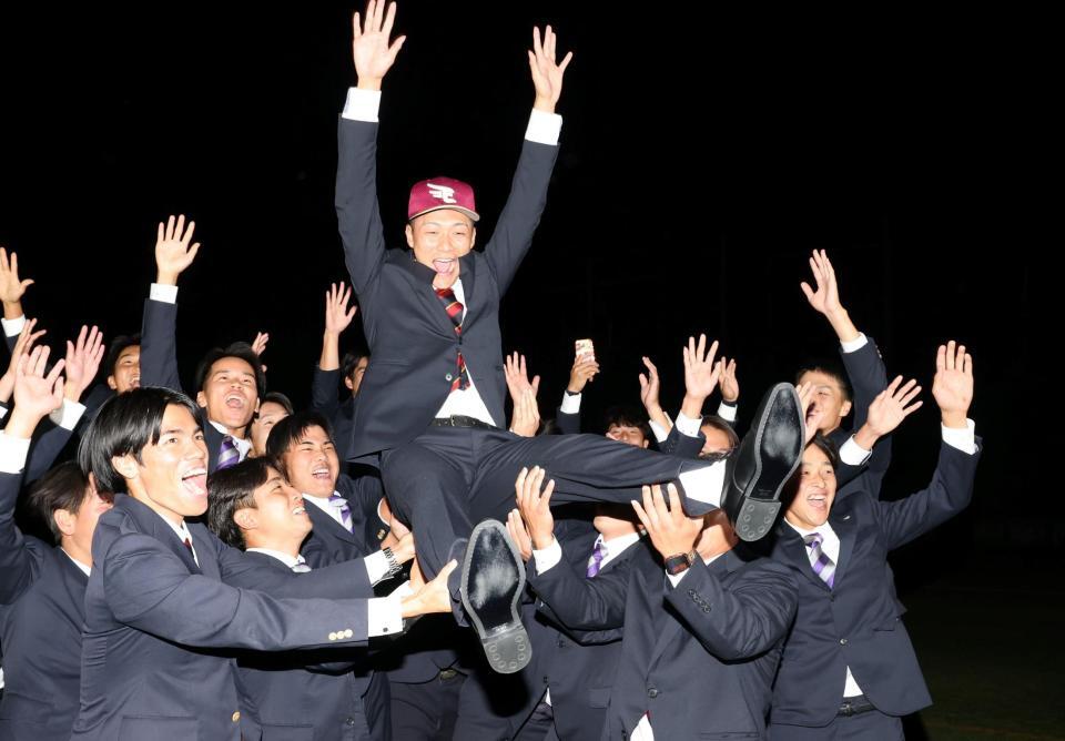 　楽天に１位指名されチームメイトに胴上げされる花園大・藤原聡大（撮影・山口登）