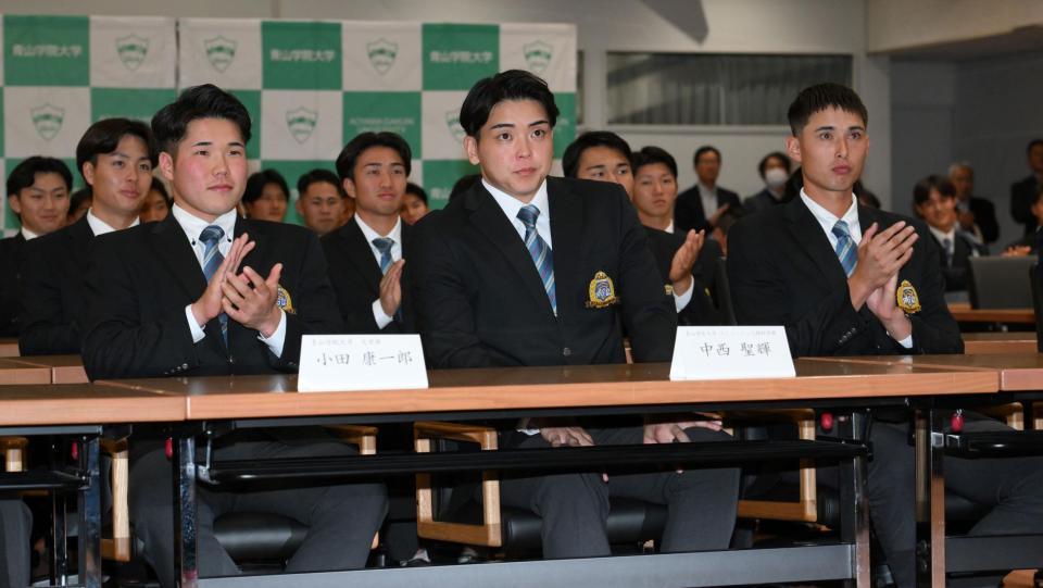 　中日にドラフト１位で指名され、小田康一郎（左）、ヴァデルナ・マイコル・フェルガス（右）ら野球部員に拍手を送られる青学大・中西聖輝（撮影・伊藤笙子）