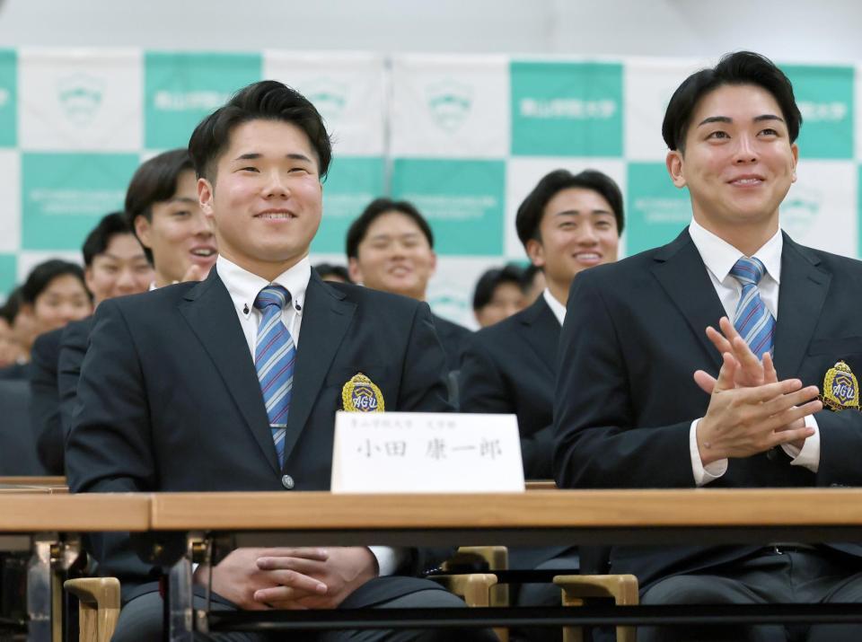 　ＤｅＮＡから１位指名を受け、笑顔を見せる青学大・小田康一郎（左）と拍手する中日から１位指名を受けた中西聖輝