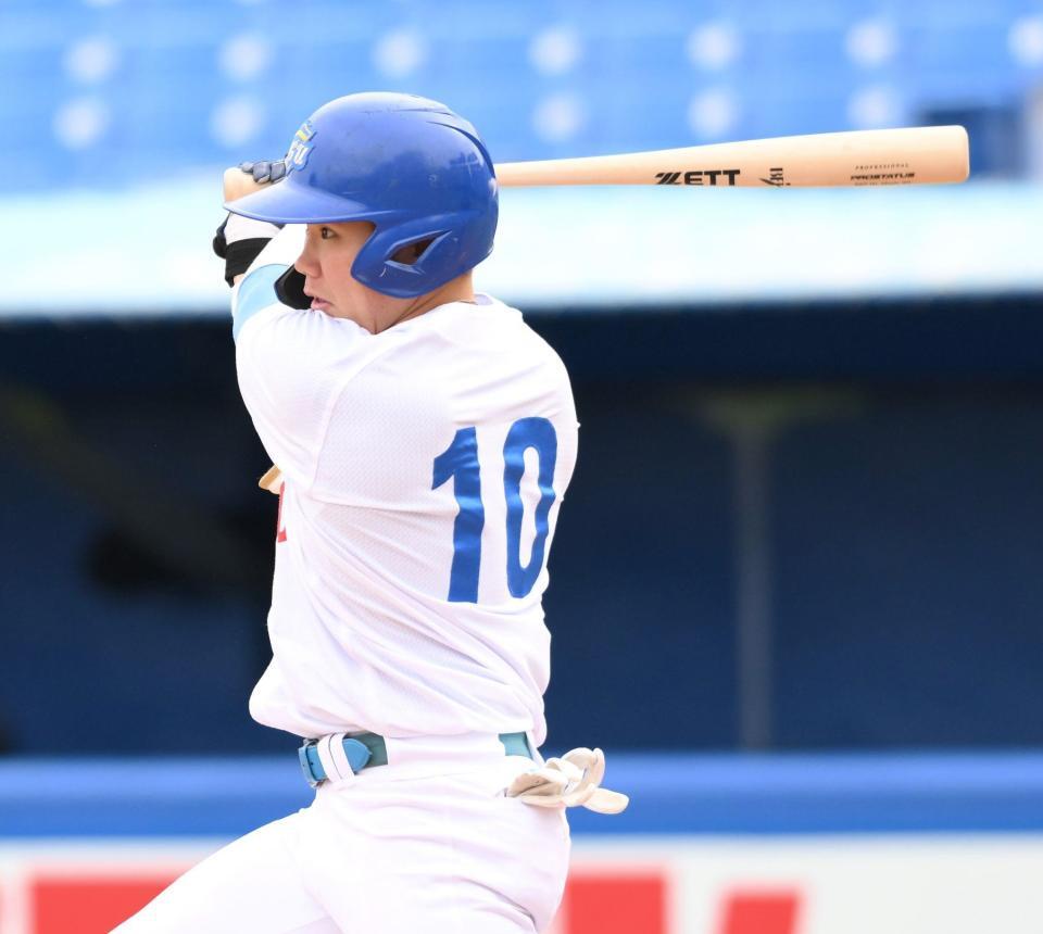 　４回、中前打を放つ青学大・小田康一郎（撮影・伊藤笙子）