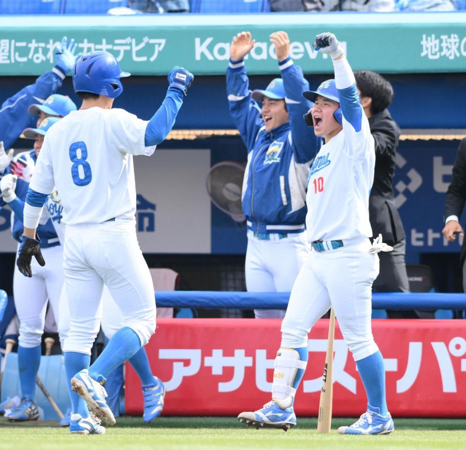 　７回、相手の失策間に２点を先制し、喜ぶ青学大・小田康一郎（右）＝撮影・伊藤笙子