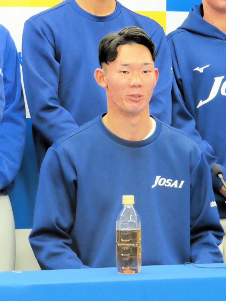 　ヤクルトから２位指名を受けて会見で喜びを語る城西大・松川