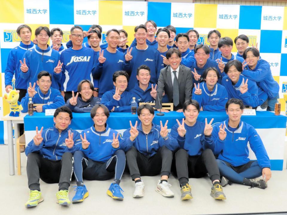 　仲間たちと記念撮影で笑顔を見せたヤクルト２位指名の城西大・松川（後列中央）