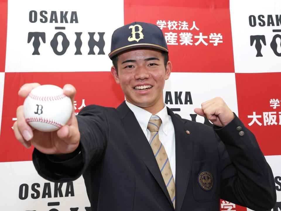 　オリックスに２位指名され笑顔を見せる大阪桐蔭・森陽樹（撮影・立川洋一郎）