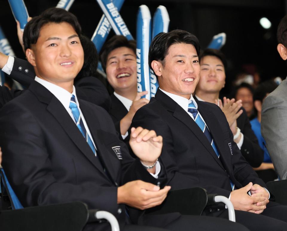 　笑顔を見せる広島から３位指名を受けた近大・勝田成（右）と楽天７位の近大・阪上翔也（撮影・田中太一）