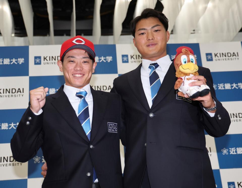 　広島３位指名の近大・勝田成（左）と楽天７位指名の阪上翔也（撮影・田中太一））