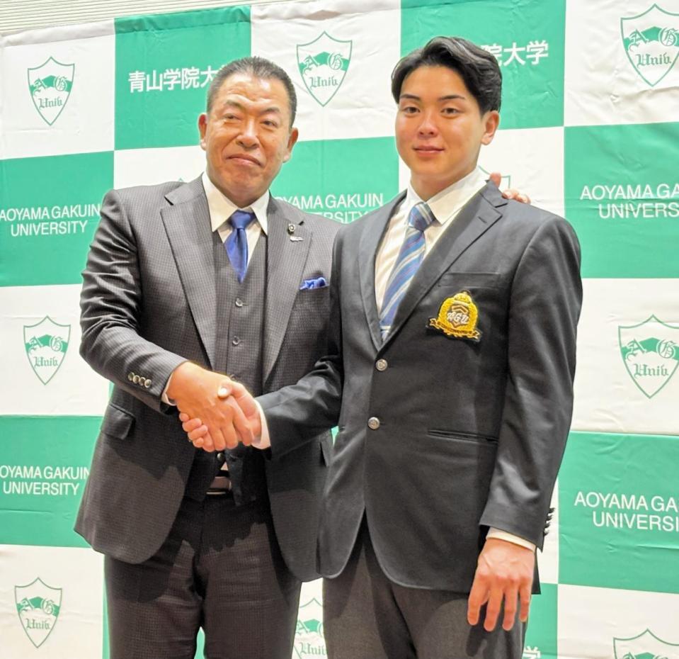 　指名あいさつに訪れた井上監督と青学大・中西（右）