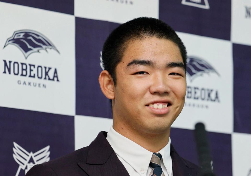 　オリックスから１位指名を受け、笑顔で記者会見する延岡学園高の藤川敦也投手