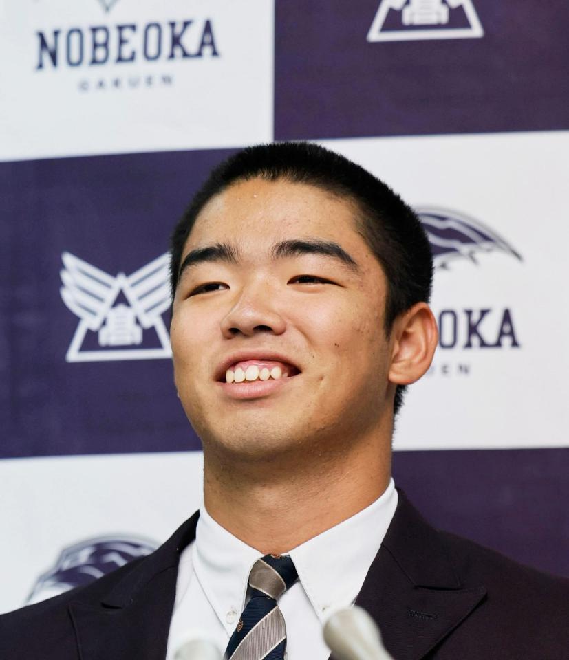 　オリックスから１位指名を受け、笑顔を見せる延岡学園高の藤川敦也投手