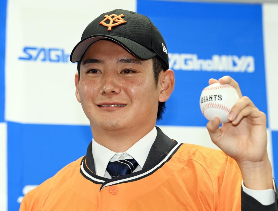 　巨人から１位指名を受け、ボールを手にポーズをとる鷺宮製作所・竹丸和幸