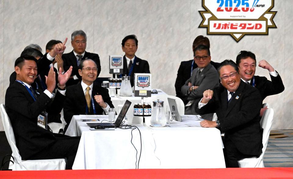 　スタンフォード大・佐々木麟太郎の交渉権を獲得し、笑顔を見せるソフトバンク関係者