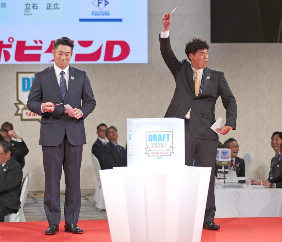 　スタンフォード大・佐々木麟太郎の交渉権を獲得した城ＣＢＯ。左は相川監督