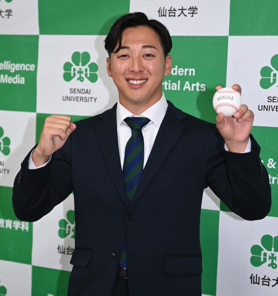 　オリックスに育成４位指名されガッツポーズを決める仙台大・渡辺一生（撮影・開出牧）