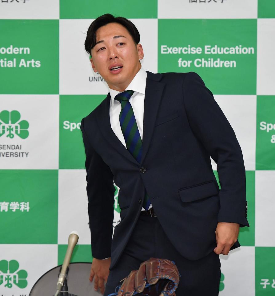 　オリックスに育成４位で指名され感激の涙を浮かべながら会見に臨む仙台大・渡辺一生（撮影・開出牧）