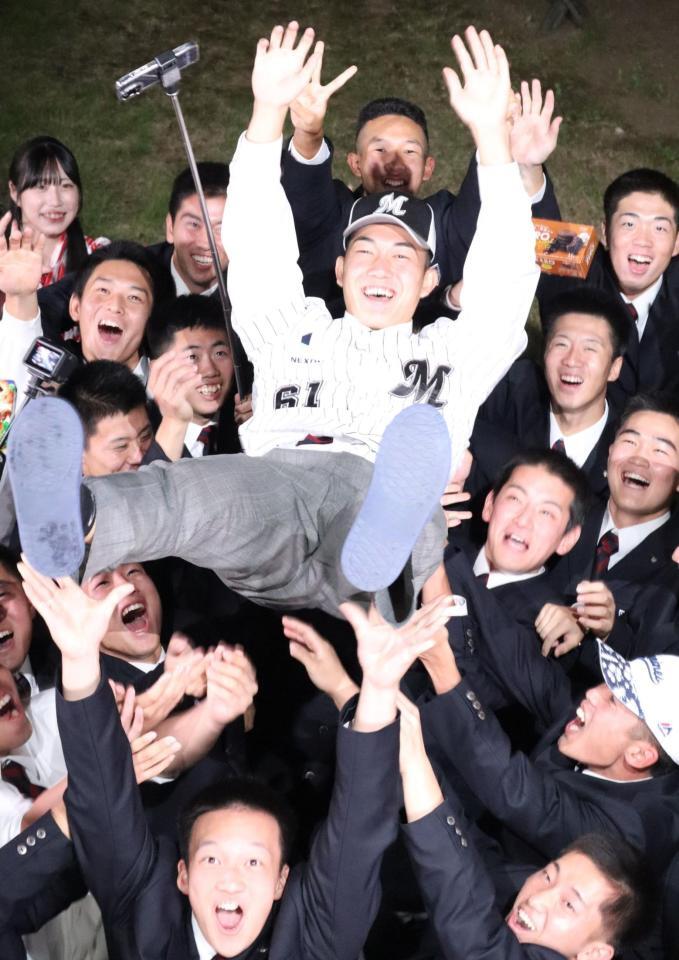 　ロッテから１位指名を受け胴上げされる健大高崎・石垣