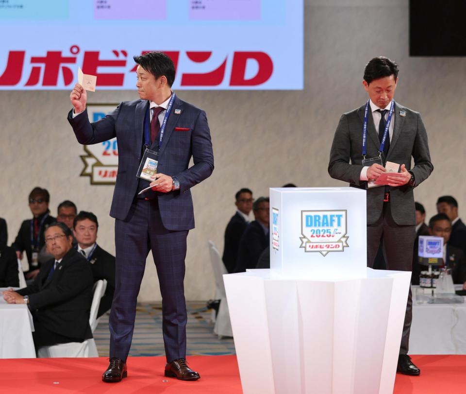 　健大高崎・石垣元気の交渉権を獲得したサブロー監督（左）。右は岸田監督