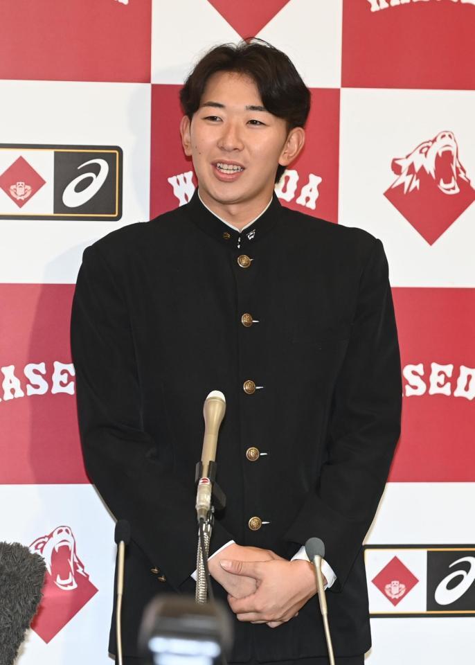 　会見する楽天２位指名の早大・伊藤樹（撮影・園田高夫）