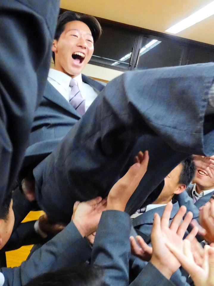 　ロッテから育成１位で指名された水戸啓明・中山はチームメートから胴上げされる