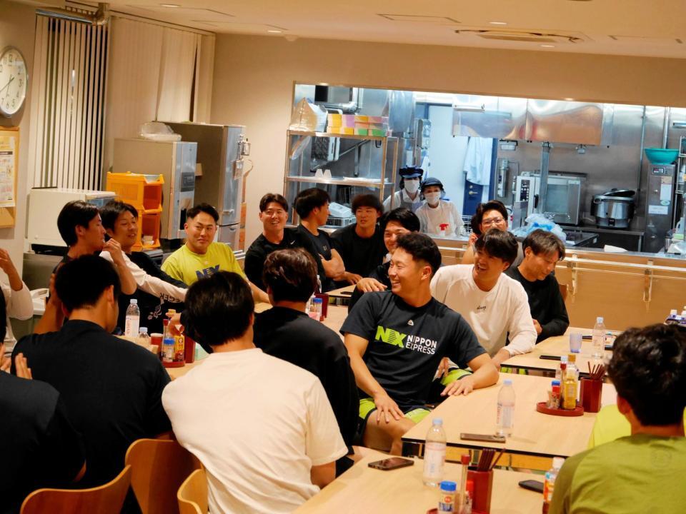 　チームメートに祝福され笑顔の冨士隼斗