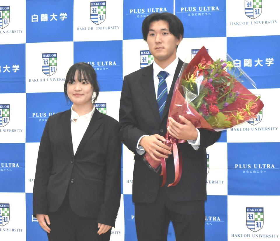 　楽天から育成３位指名を受け、花束を受け取る中沢