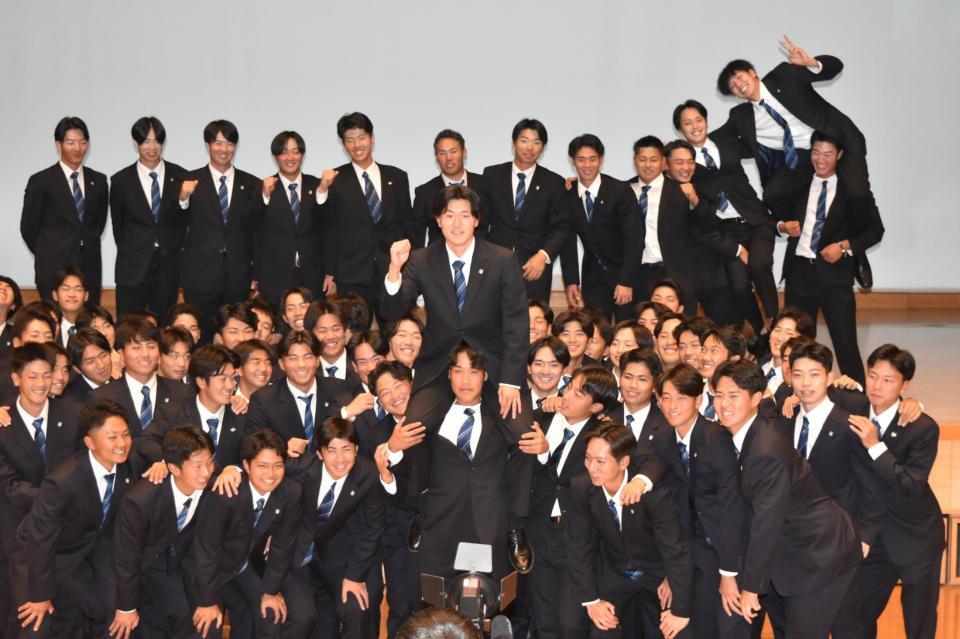 　楽天から育成３位指名を受け、肩車される中沢（中央）