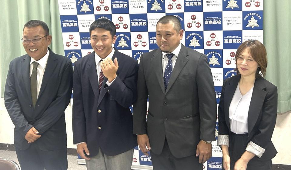 　左から富島・中川監督、岡村、父・亮二さん、母・美和さん