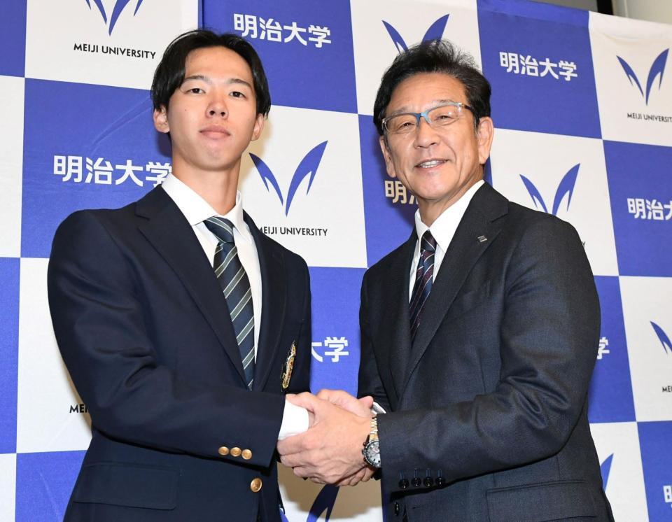 　栗山ＣＢＯ（右）とがっちりと握手する明大・大川慈英（撮影・佐藤厚）