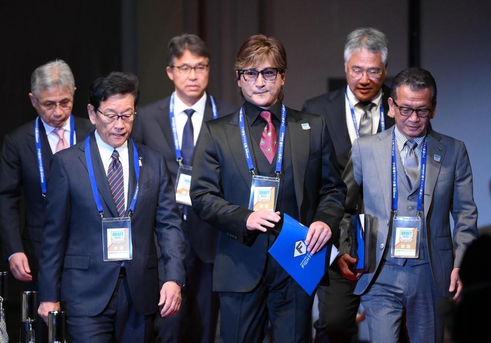 　入場する新庄監督（中央）＝撮影・堀内翔