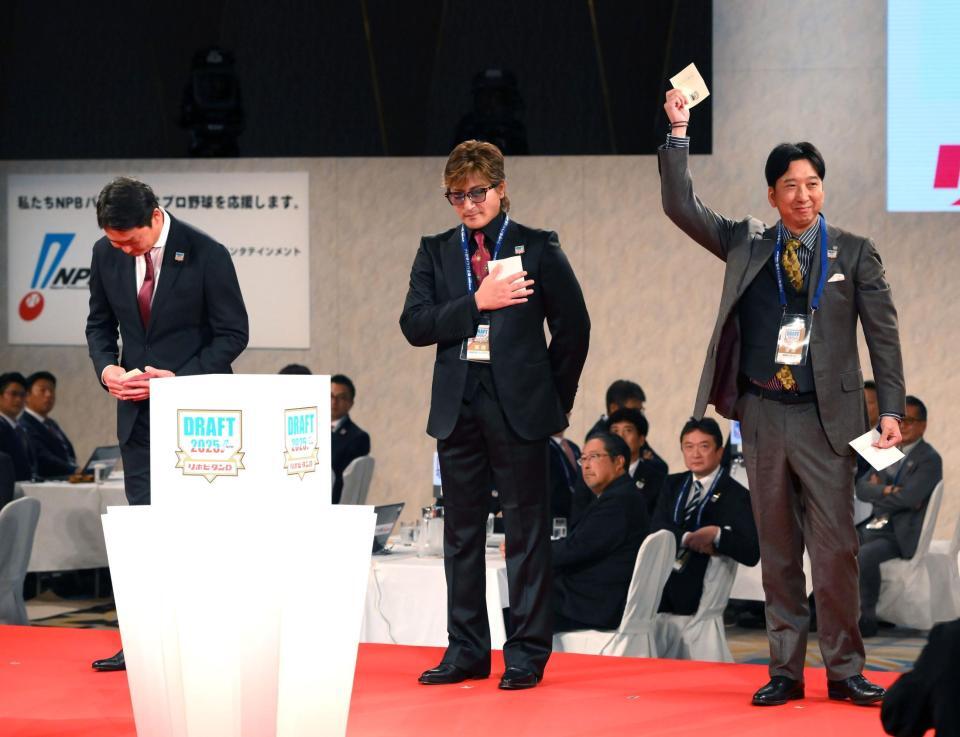 　藤川監督（右）が創価大・立石正広の交渉権を獲得して肩を落とす新庄監督。左は新井監督（撮影・堀内翔）