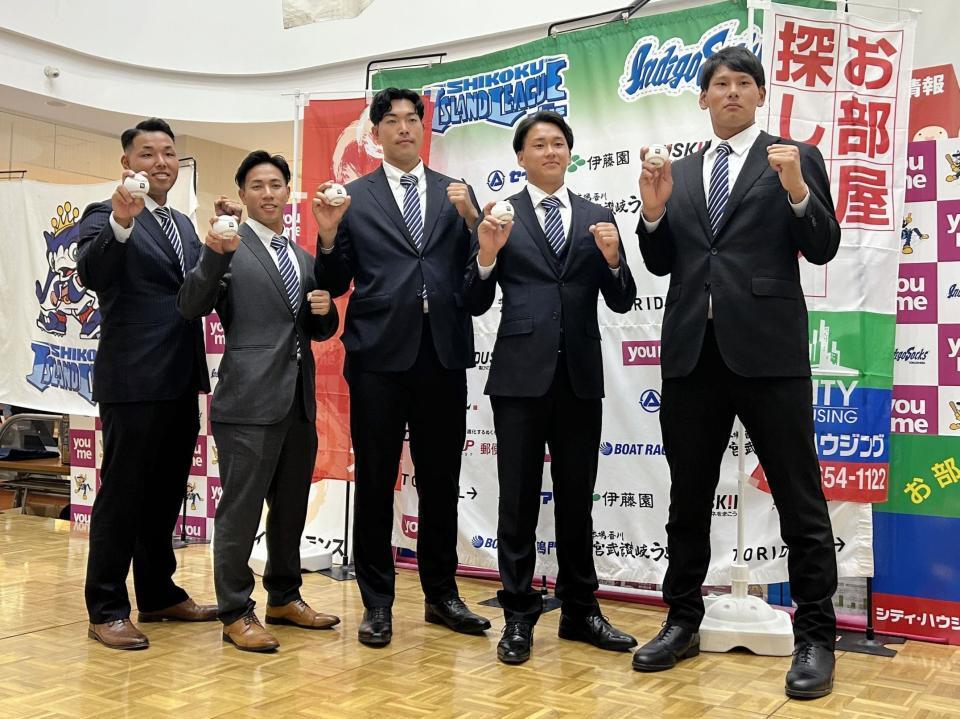 　ドラフト指名を受けた徳島の５選手。（左から）西武育成３位・斎藤、広島育成２位・岸本、中日３位・篠崎、ロッテ育成２位・高橋、西武育成７位・安藤