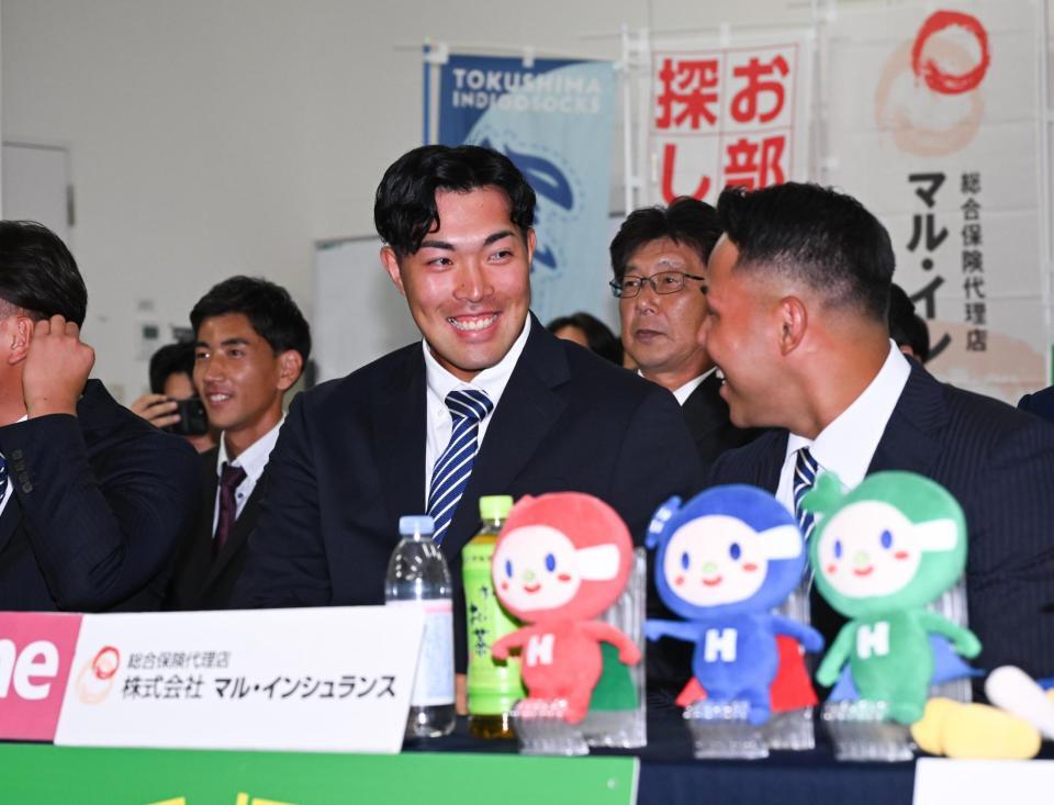　中日から３位で指名され、笑顔を見せる四国ＩＬ徳島・篠崎国忠