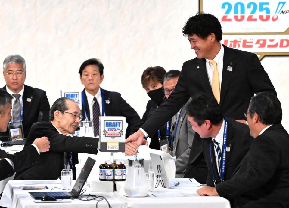 　スタンフォード大・佐々木麟太郎の交渉権を獲得し、握手を交わす王会長と城島ＣＢＯ