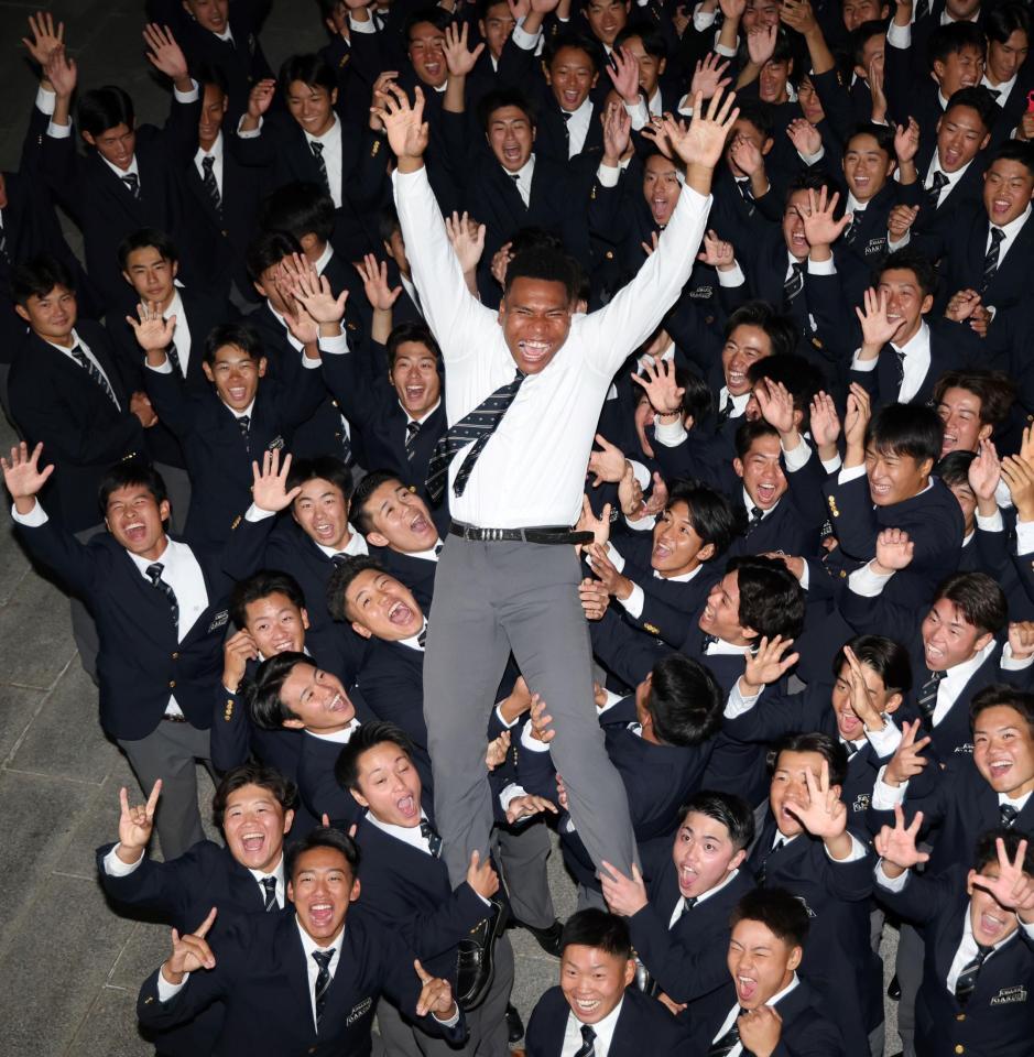 　日本ハムから２位指名を受け、ナインから胴上げされる大院大のエドポロ・ケイン（撮影・中田匡峻）