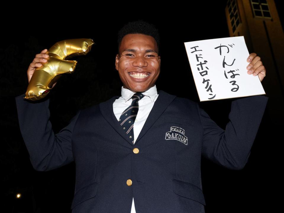 　日本ハムから２位指名を受け、色紙に「がんばる」と記した大院大のエドポロ・ケイン（撮影・中田匡峻）